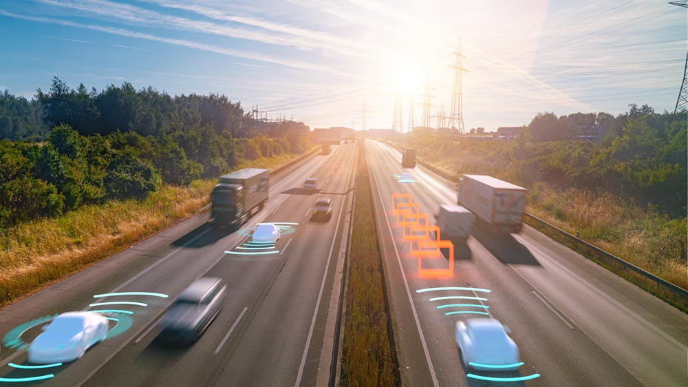 Smart Car (HUD) ,Autonomes selbstfahrendes Verkehrsträgerfahrzeug auf der Autobahn iot Konzept mit grafischen Sensor Radarsignalsystem