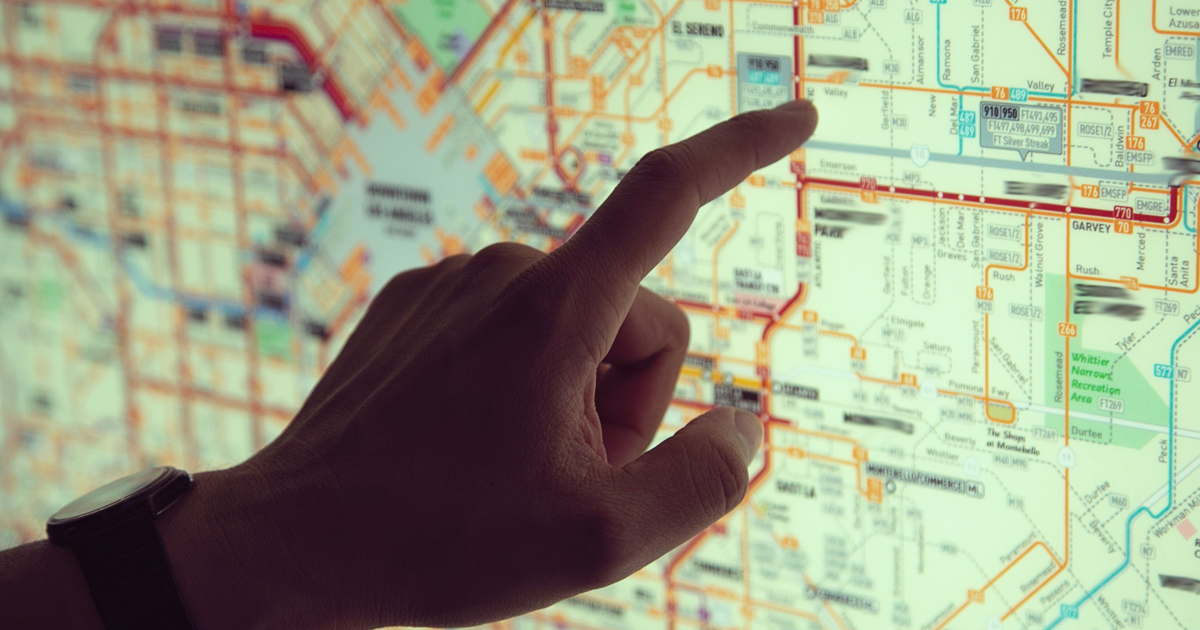 Ein Finger zeigt auf einen Stadtplan