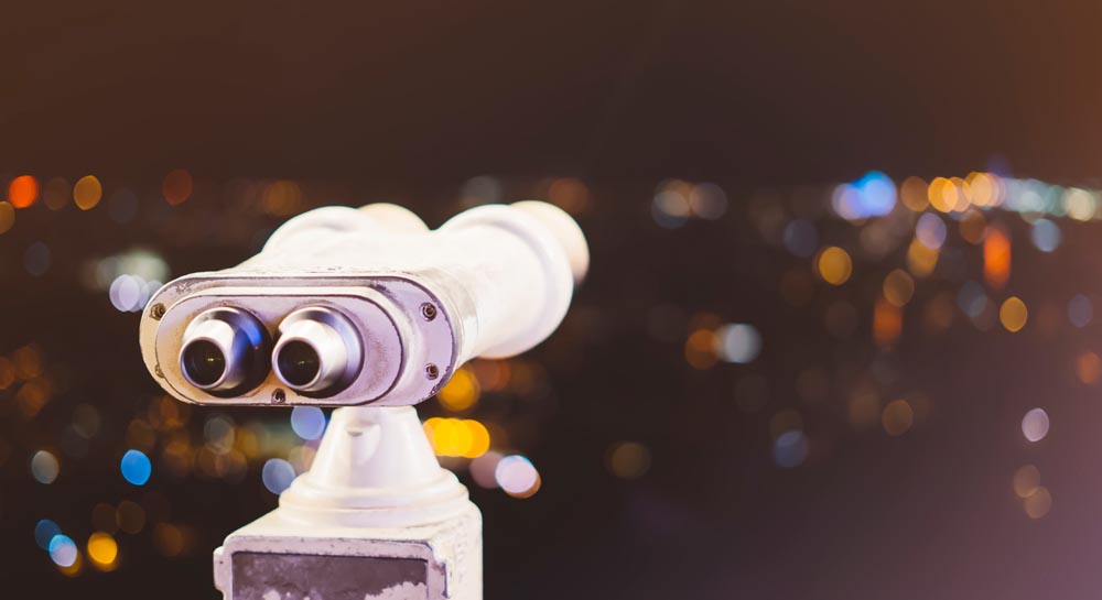 Touristisches Teleskop Blick auf die Stadt mit Blick auf Barcelona Spanien, Nahaufnahme alter Metallferngläser auf Hintergrundaussichtspunkt, Hipster-Münze bedient in der Panoramabeobachtung, Attrappe, Beleuchtung Bokeh-Licht in der Nacht verschwimmen atmosphärischen Himmel