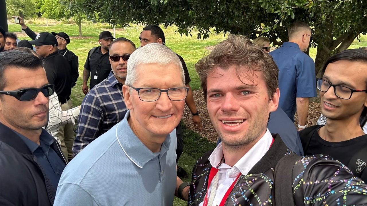Tim Cook, CEO of Apple, and Piotr Jeremicz, Technical Lead (iOS) at ERGO Technology & Services Poland