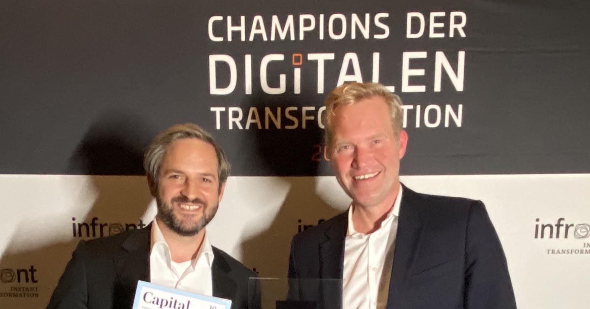 Gregor Wiest and Mark Klein from ERGO are delighted to receive the "Champions of Digital Transformation" award.